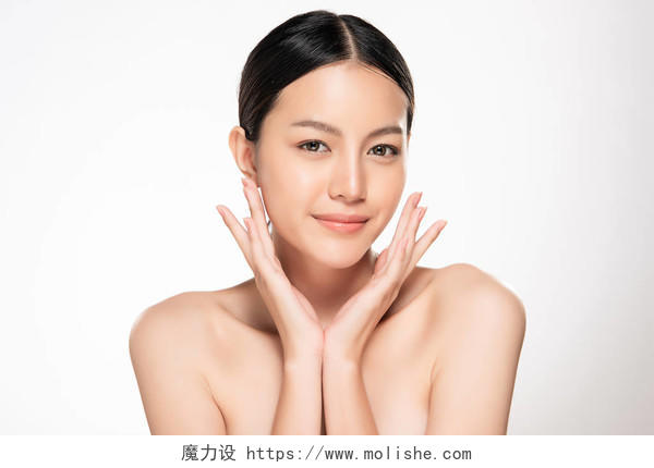 年轻美丽的亚洲女人面部清洁脸部